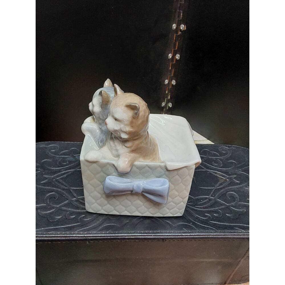 Nao by Lladro Sister Company of Lladro Kittens in a box #550